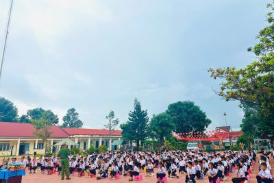 CÔNG AN XÃ PHỐI HỢP TUYÊN TRUYỀN PHÁP LUẬT, AN TOÀN GIAO THÔNG VÀ KỸ NĂNG PHÒNG TRÁNH RỦI RO CHO HỌC SINH TRƯỜNG TIỂU HỌC HOÀNG DIỆU